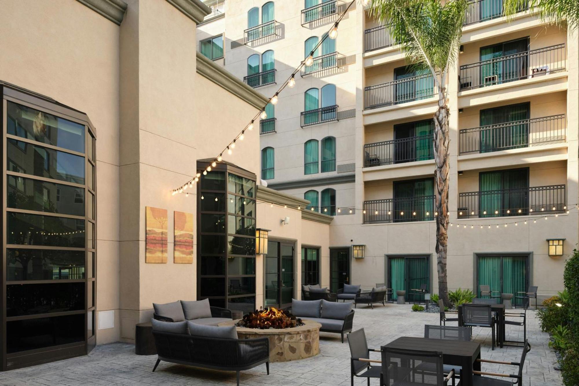 Courtyard By Marriott Los Angeles Pasadena Old Town Extérieur photo